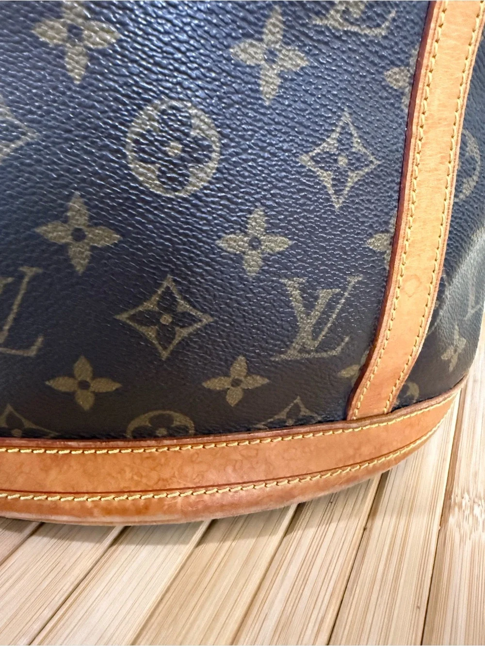 Authentic Louis Vuitton Monogram Bucket GM Louis Vuitton shoulder bag